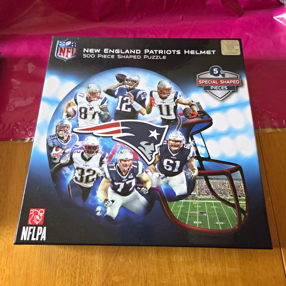 MasterPieces NFL New England Patriots Helmet Shaped 500 Pc "25 x 22 " Complete